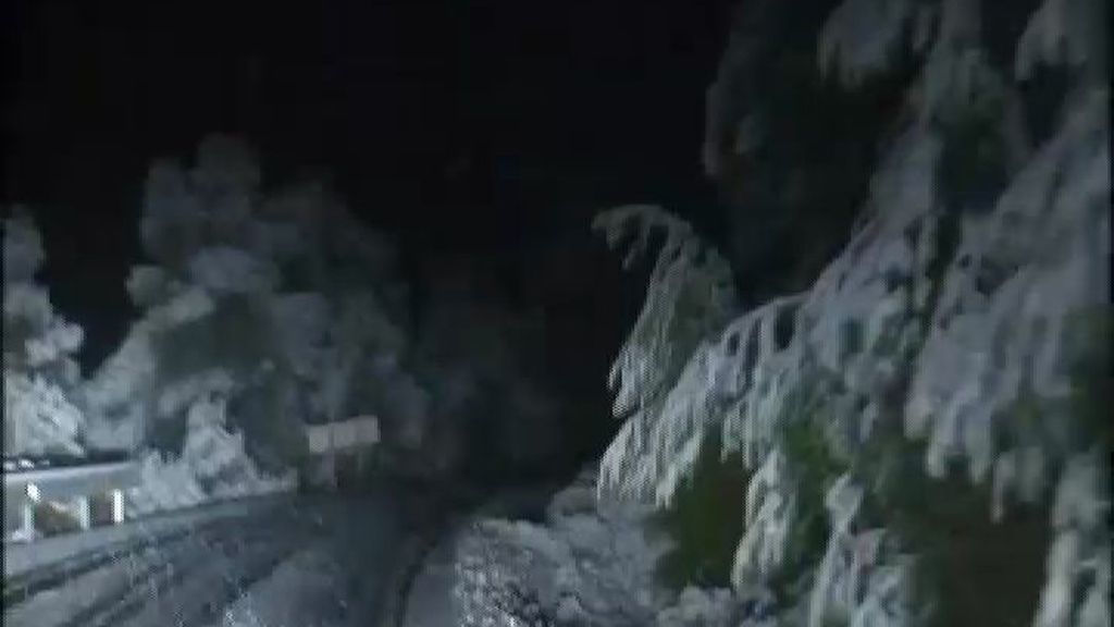 El temporal de frío cubre de nieve Barcelona