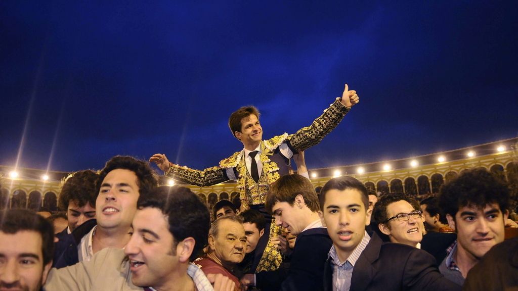 El Juli sale por la puerta grande de La Maestranza