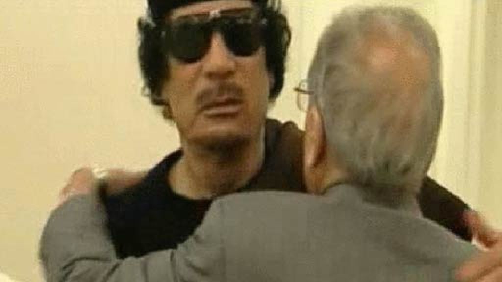 Muamar Gadafi reaparece