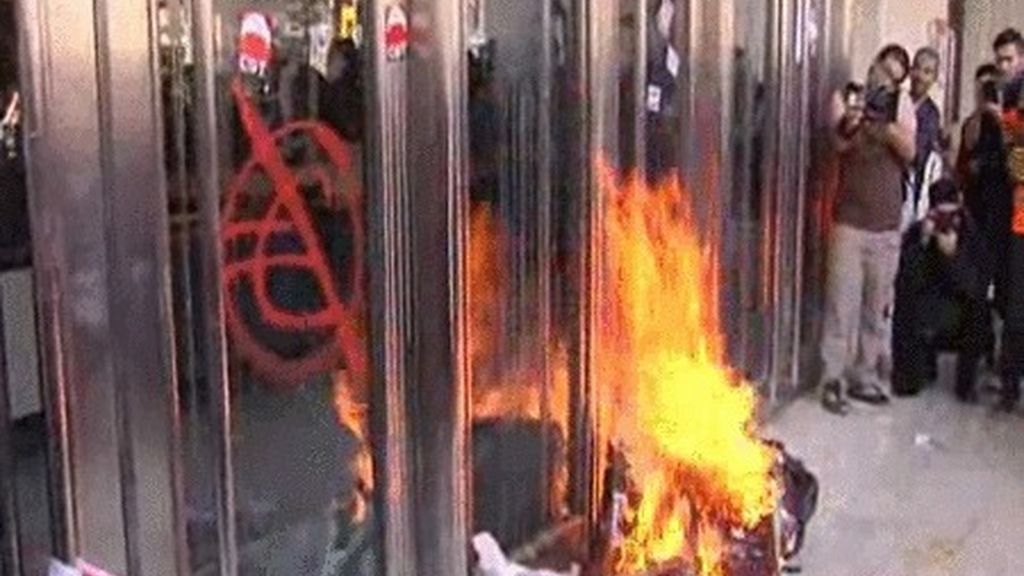 Fuego en el exterior de la Bolsa de Barcelona