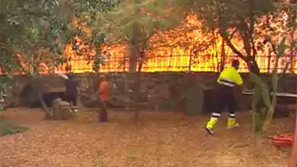 Varios vecinos consiguen salvar de las llamas dos viviendas en Sabadelle