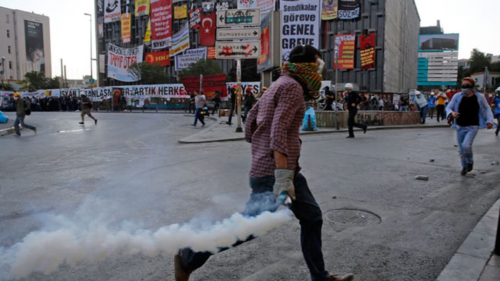 Los antidisturbios desalojan a la fuerza la plaza Taksim de Estambul