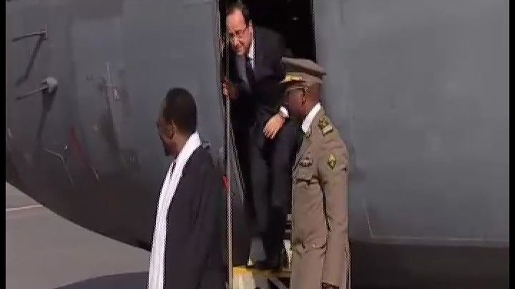 Hollande llega a Mali para apoyar a las tropas francesas