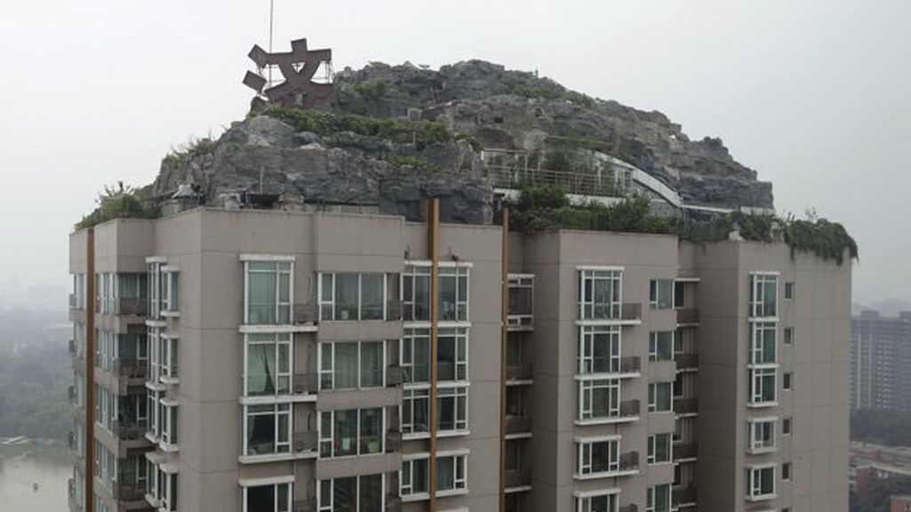 Construye una mansión ilegal sobre un rascacielos en China