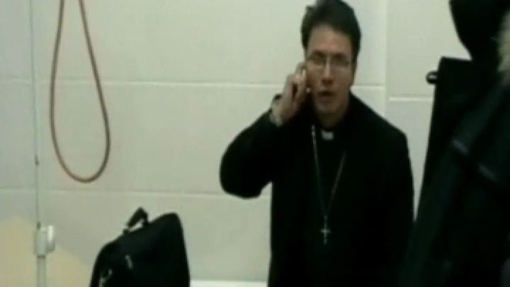 Trece preservativos con cocaína en el estómago de un cura colombiano