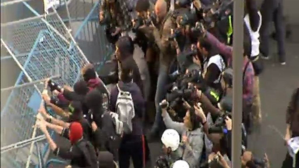 Empiezan los incidentes en las inmediaciones del Congreso