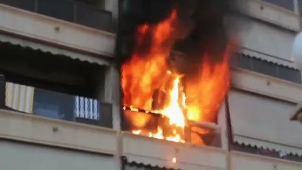 Un incendio  obliga a desalojar un edificio de 85 apartamentos en Alicante