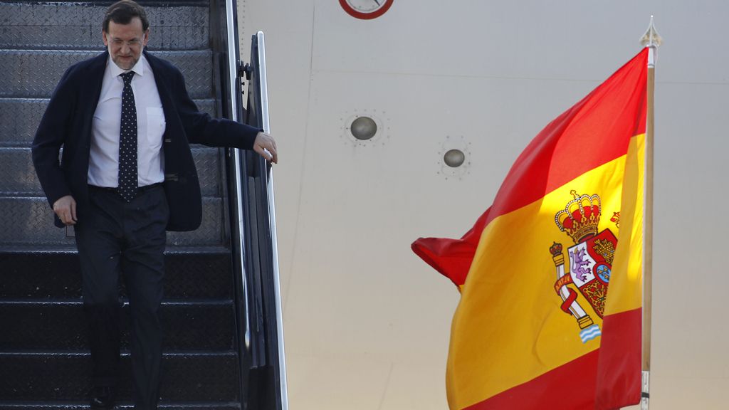 Rajoy y Rubalcaba, con la camiseta de Mediaset para la Eurocopa