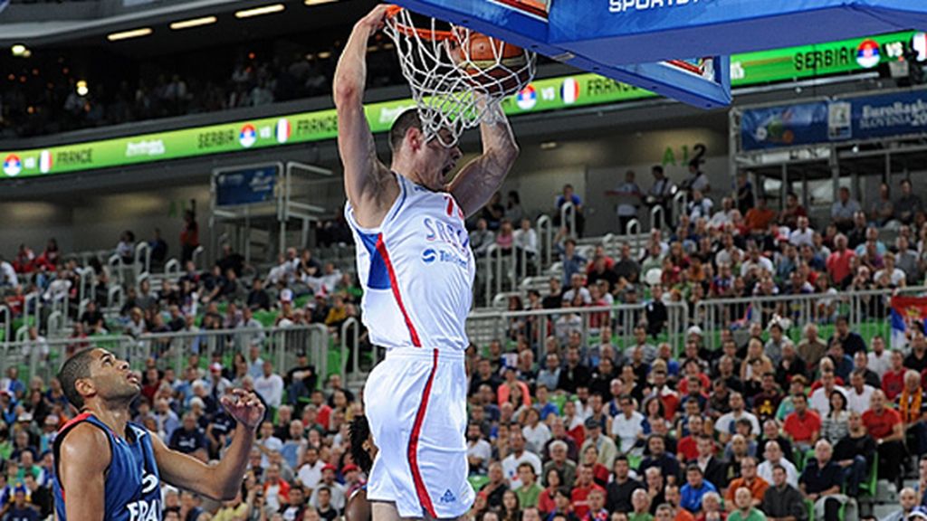 Serbia vence (77-65) a Francia y pasa a cuartos como primera de grupo