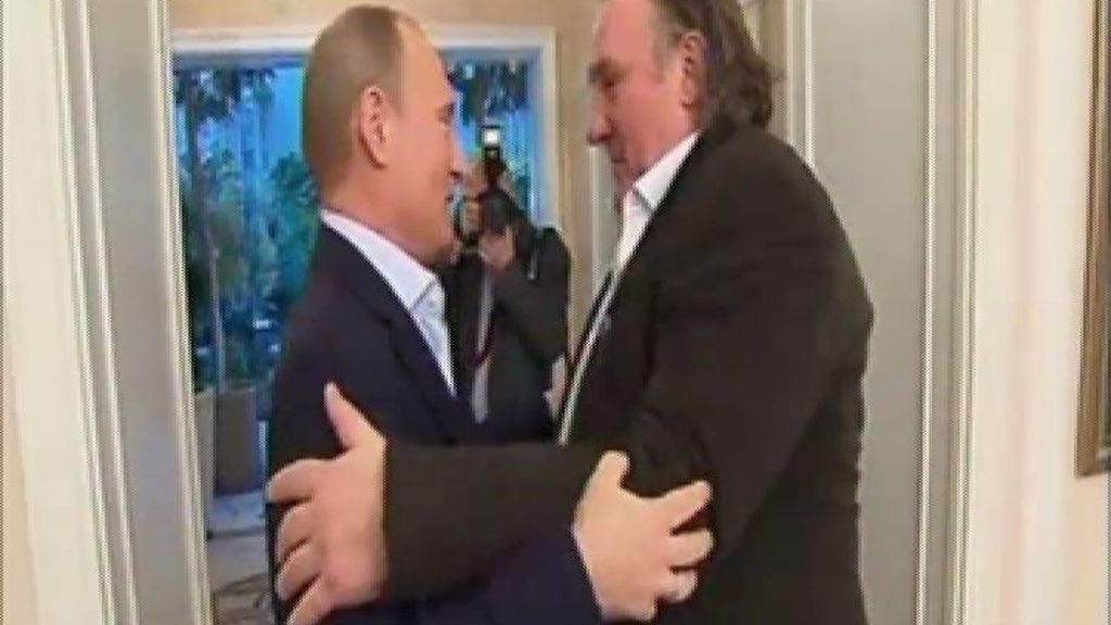 Putin entrega a Gerard Depardieu el pasaporte ruso