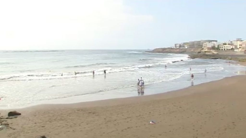 Varios tiburones obligan a cerrar la playa de Salinetas en Gran Canaria