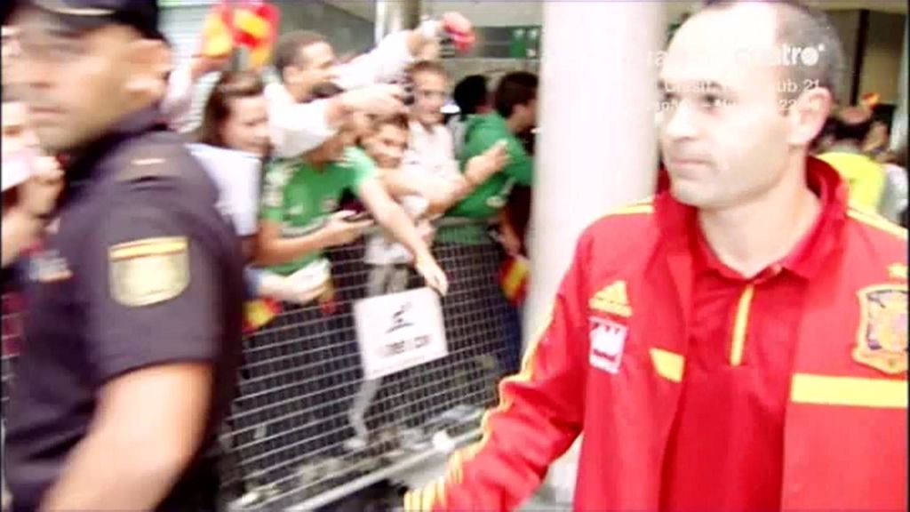 Albacete enloquece con la llegada de Andrés Iniesta: turno para los caza autógrafos