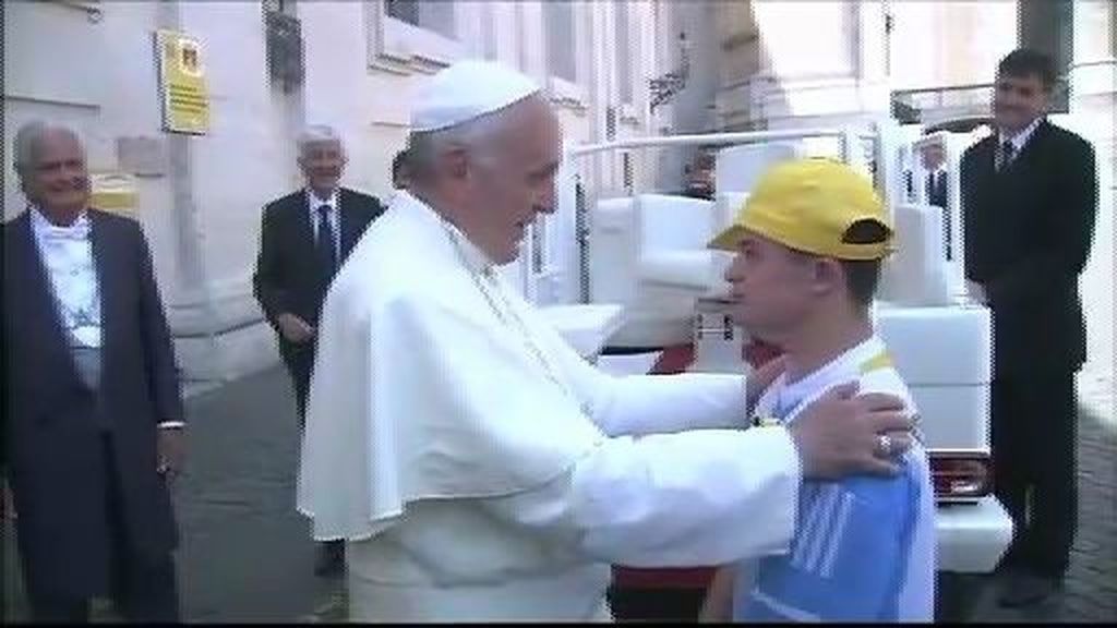 El Papa comparte el ‘papamóvil’ con un niño con síndrome de Down