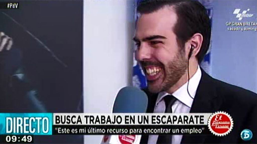 Busca trabajo en un escaparate