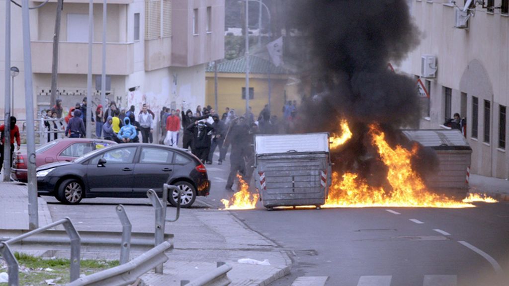 Decenas de personas en Melilla se enfrentan a la Policía