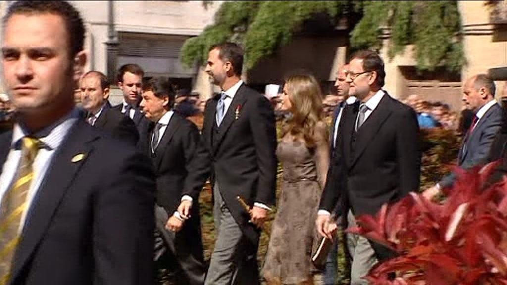 Los Príncipes, abucheados en su llegada a la Universidad de Alcalá