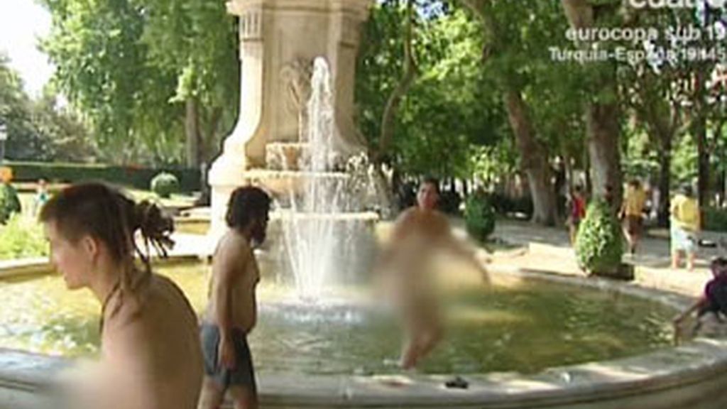 Los indignados se duchan desnudos en las fuentes de Madrid