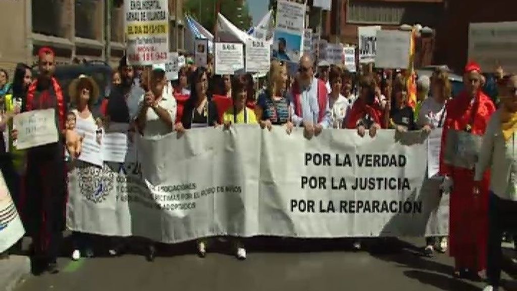 Multitudinaria manifestación en Madrid de familiares de 'niños robados'