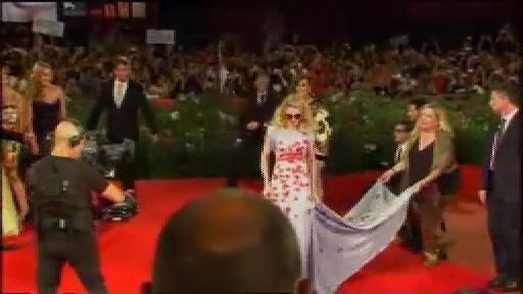La cantante Madonna deslubró sobre la alfombra roja del festival de cine de Venecia