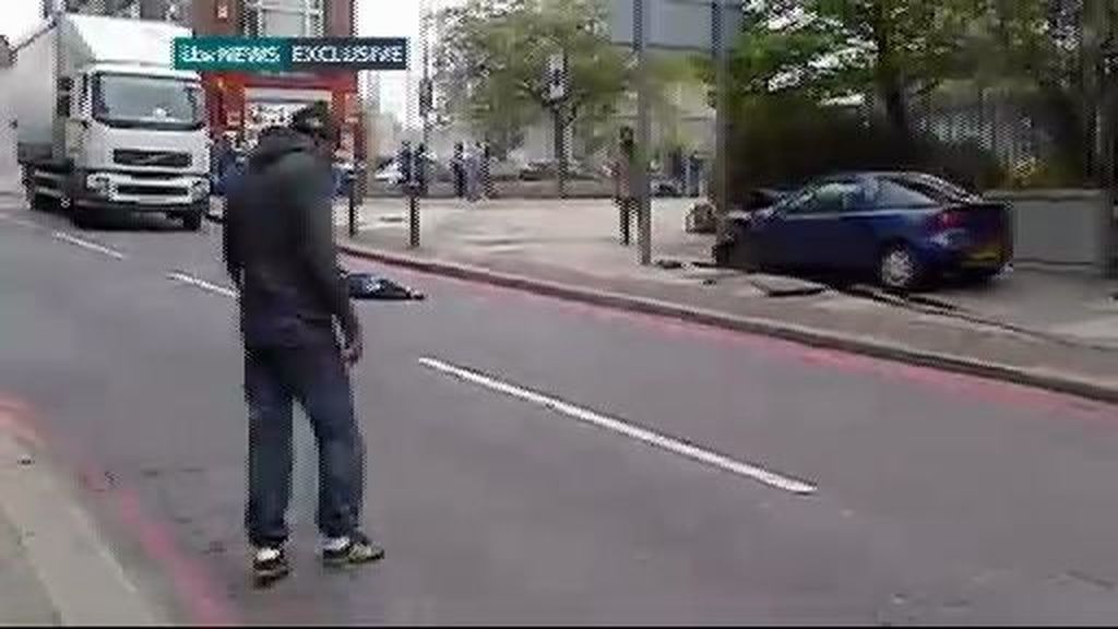 La Policía británica dispara contra los asesinos del militar muerto en Londres