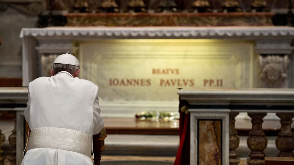 El Papa Francisco arrodillado ante la tumba de Juan Pablo II
