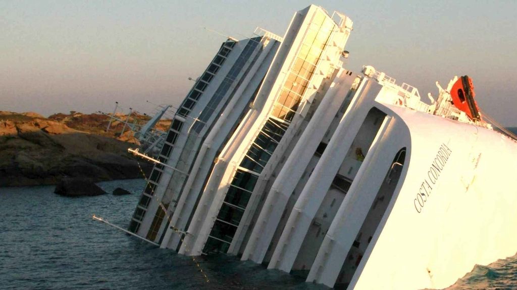 Tres muertos al encallar un crucero en Italia