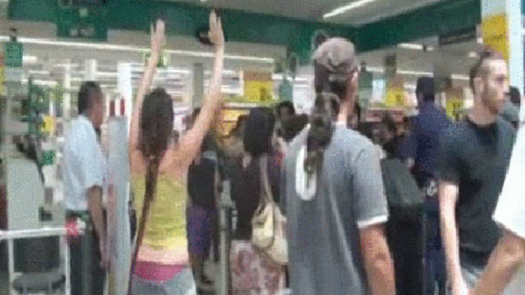 Indignados toman un supermercado
