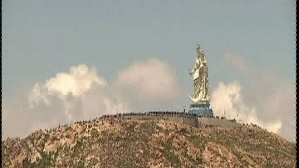 Evo Morales inaugura la Virgen gigante de Oruro