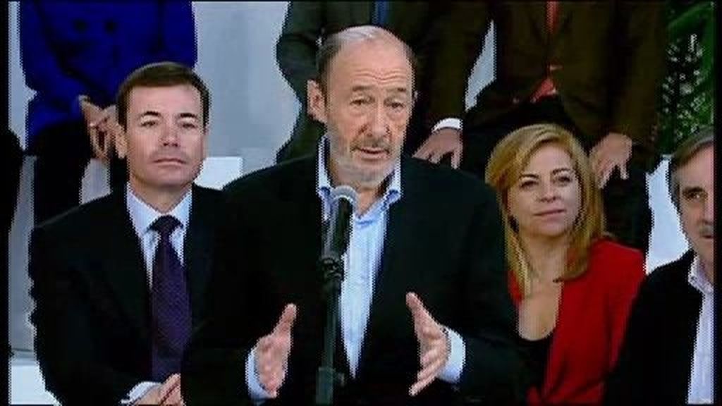Rubalcaba: "Rajoy calla y Esperanza otorga"