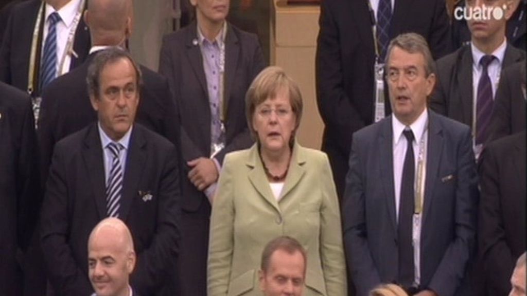 Merkel llega a Polonia al son del himno alemán