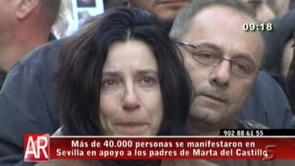 Más de 40.000 personas se manifiestan en Sevilla en apoyo a la familia de Marta del Castillo Más de 40.000 personas se manifiestan en Sevilla en apoyo a la familia de Marta del Castillo