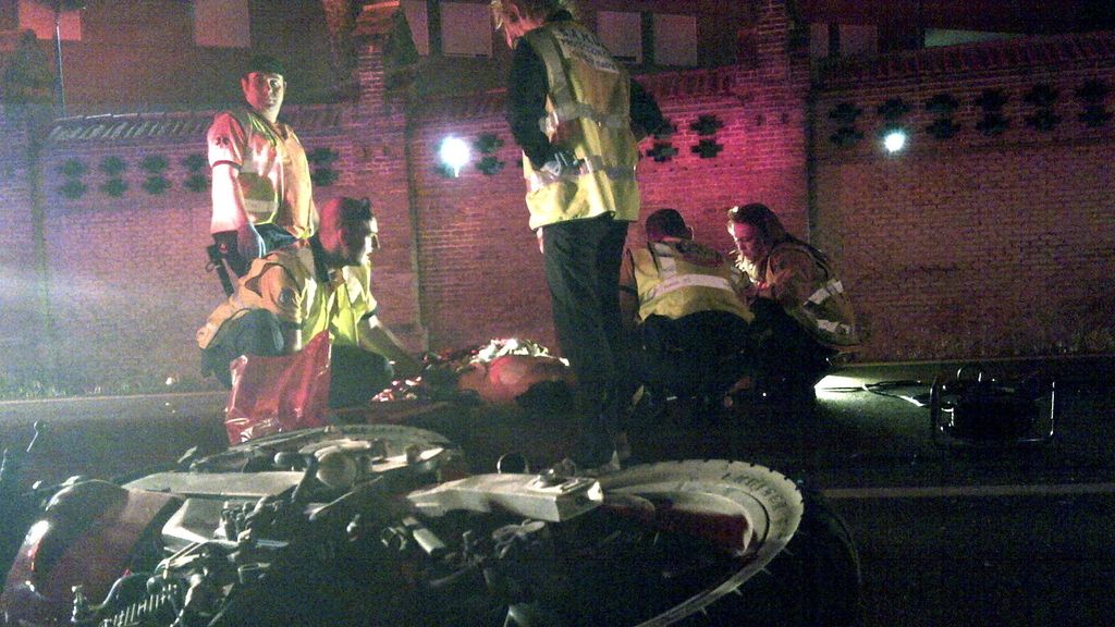 Fallece un motorista de 29 años al colisionar contra un muro en Madrid