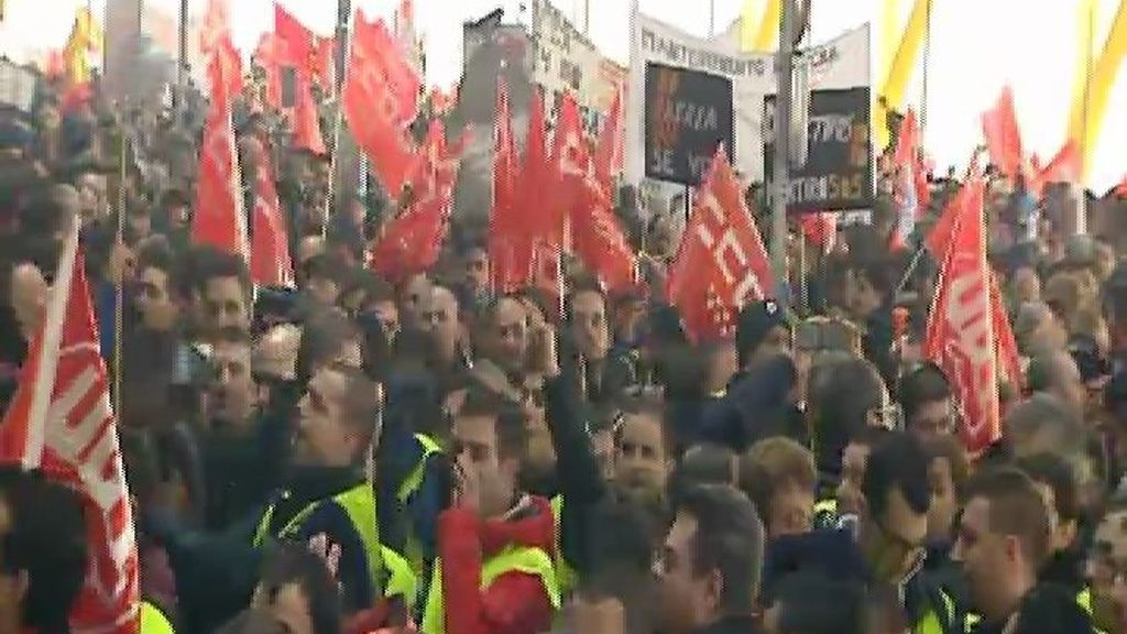 Miles de trabajadores de Iberia invaden la T4 de Barajas