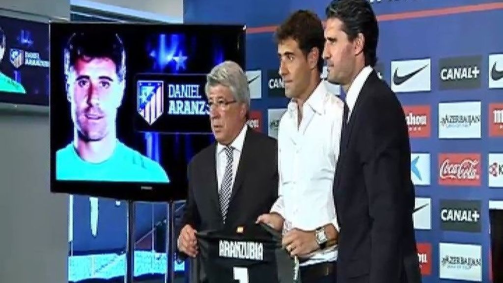 El Atlético de Madrid presenta a su nuevo portero, Aranzubia, en el Calderón