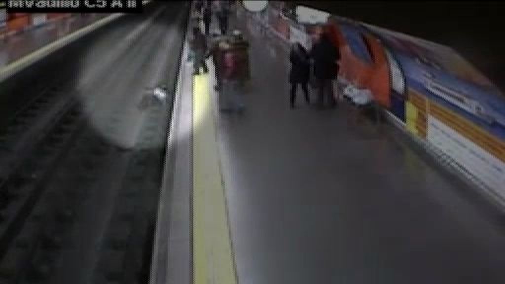Un policía nacional rescata a una mujer que iba a ser arrollada por el metro en Madrid