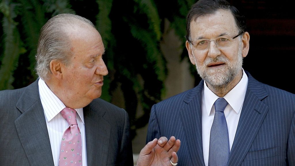 El Rey despacha con Mariano Rajoy en el Palacio de Marivent