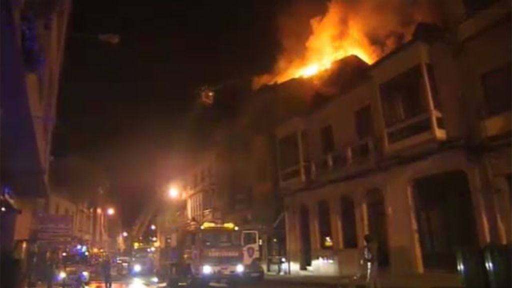 Impresionante incendio en un edificio de A Rúa (Orense)