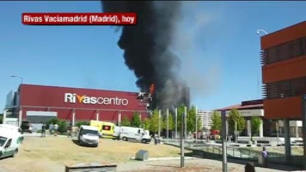 Aparatoso incendio en un centro comercial en Rivas