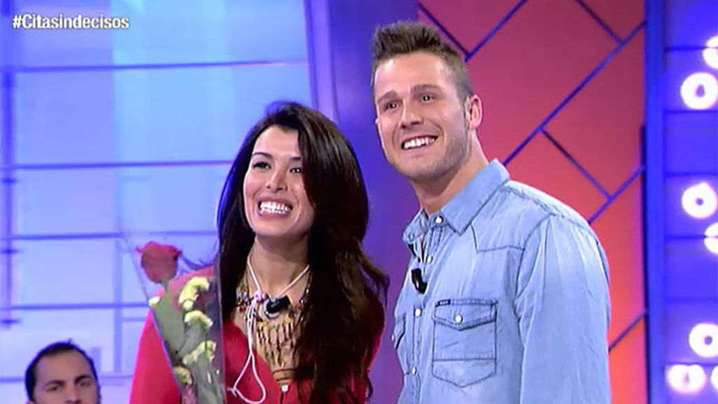 Antonio José trae una rosa para Yasmina Antonio José trae una rosa para Yasmina