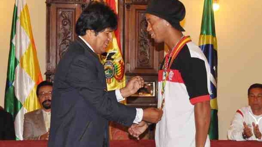 Evo Morales concede a Ronaldinho la "Medalla al Mérito Deportivo"