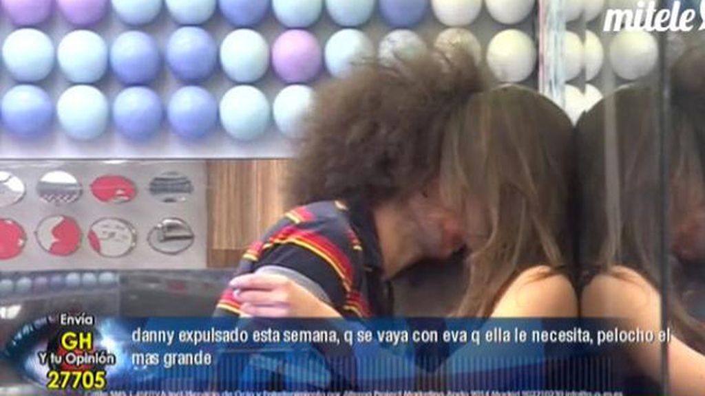 El 'megabeso' de Kristan y Sonia