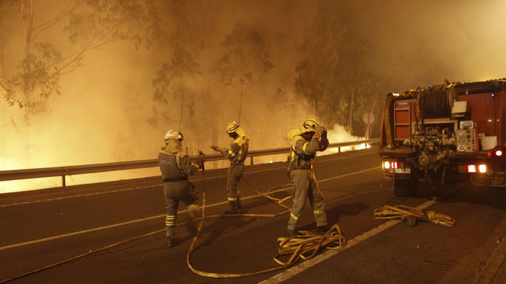 El incendio de la Ribeira ya ha arrasado 750 hectáreas y se inició en cinco focos