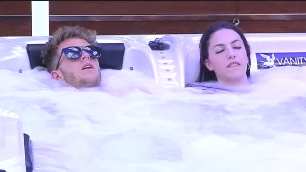 Carlos y Saray llegan al éxtasis en el jacuzzi