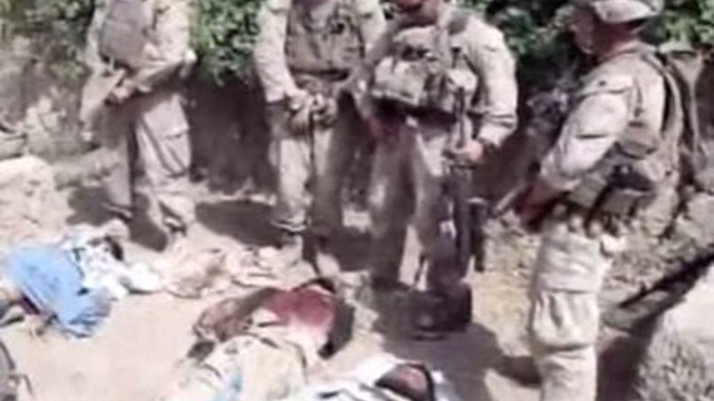 Orinando sobre cadáveres de talibanes