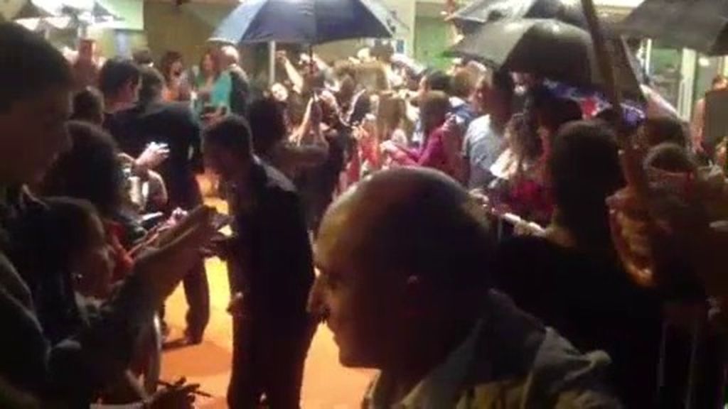 Los fans arropan a los actores de 'Aída' en el Festval de Vitoria