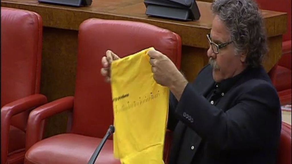 Tardá entrega a Margallo en el Congreso la camiseta de la ‘Diada’