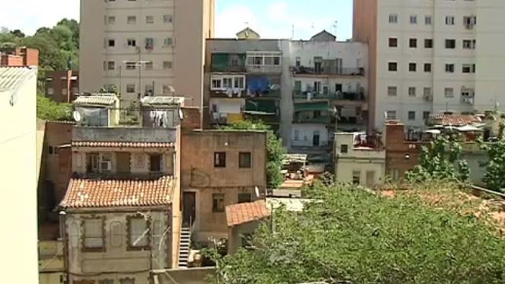 Desalojan a ocho familias rumanas de un solar de Barcelona