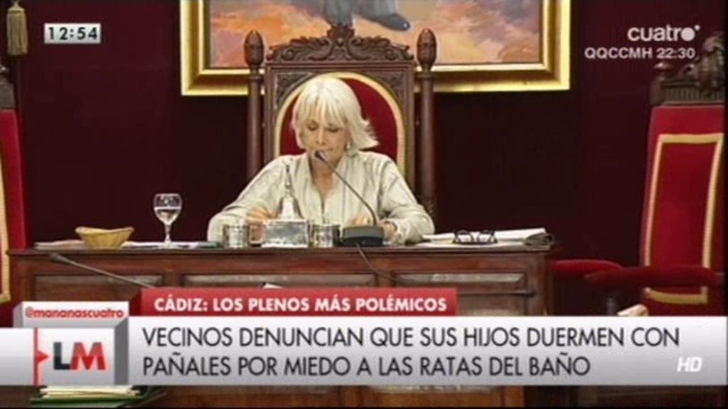 La alcaldesa de Cádiz escucha las quejas de sus vecinos en el pleno