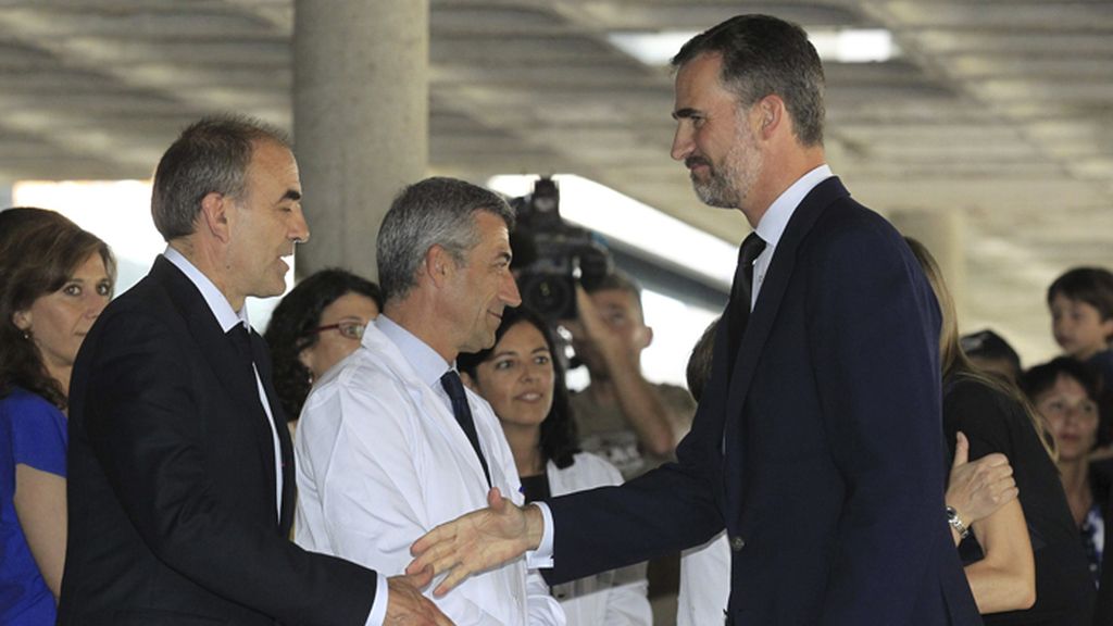 Los Príncipes de Asturias vistan a los heridos del accidente de Santiago