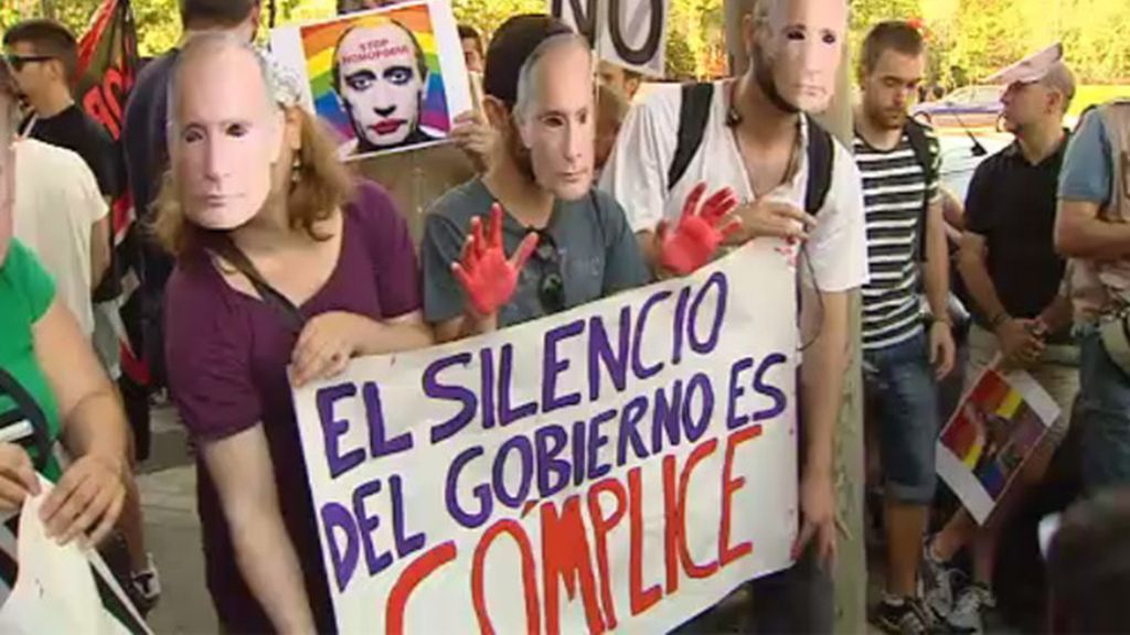 Homosexuales protestan frente a la embajada rusa en Madrid contra la violencia homófoba